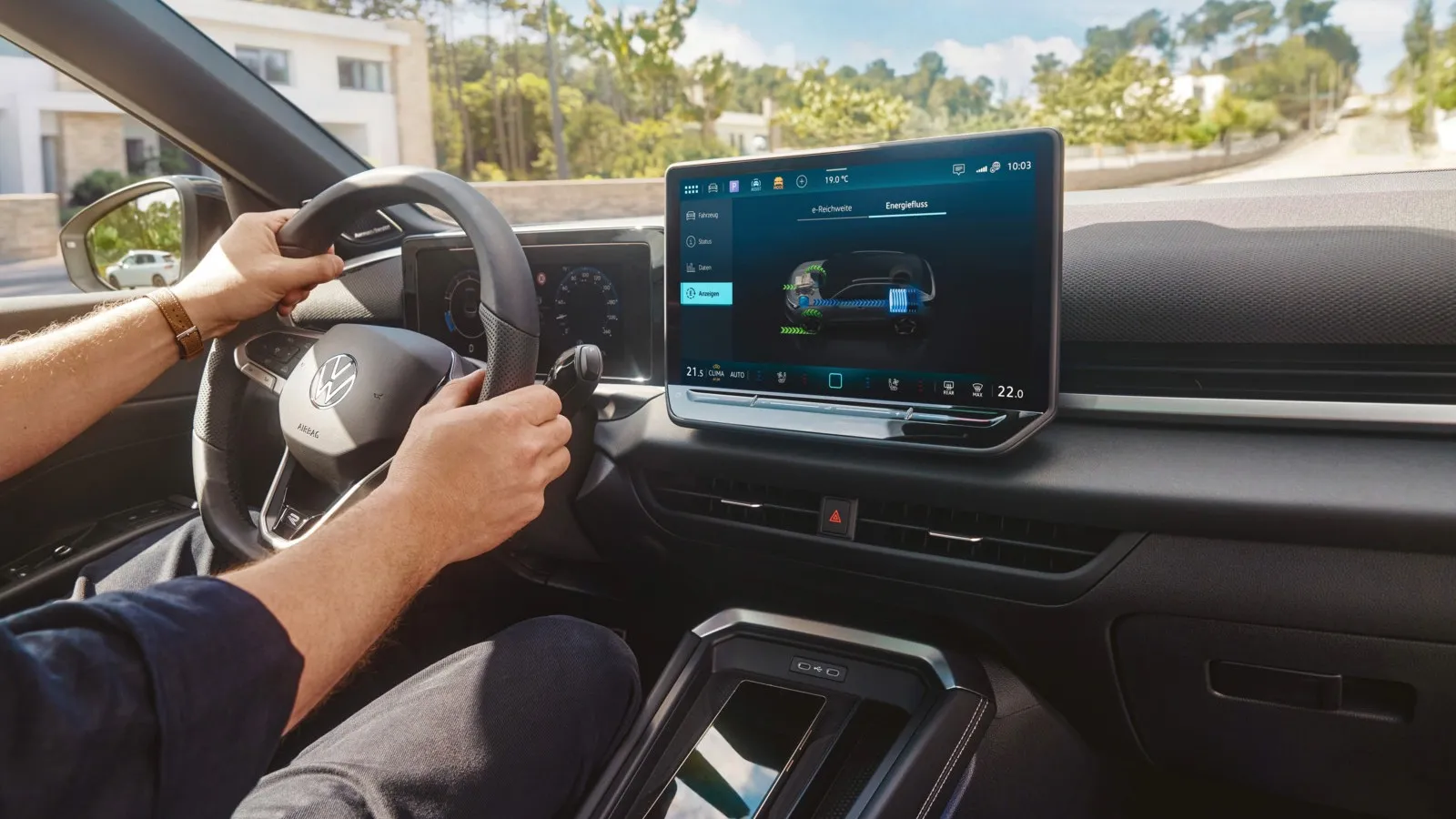 Im Display des T-Roc Hybrid lassen sich die Energieflüsse des Vollhybridantriebs verfolgen.