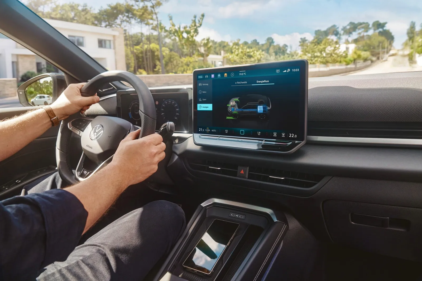 Im Display des T-Roc Hybrid lassen sich die Energieflüsse des Vollhybridantriebs verfolgen.
