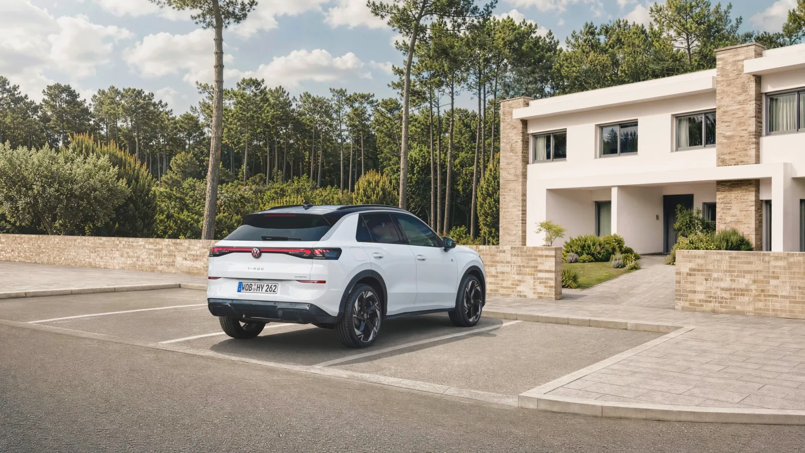 Der VW T-Roc Hybrid ist ab 44.470 Euro brutto erhältlich und benötigt keinen externen Ladeanschluss.
