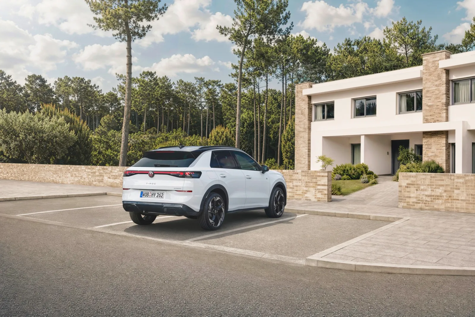Der VW T-Roc Hybrid ist ab 44.470 Euro brutto erhältlich und benötigt keinen externen Ladeanschluss.