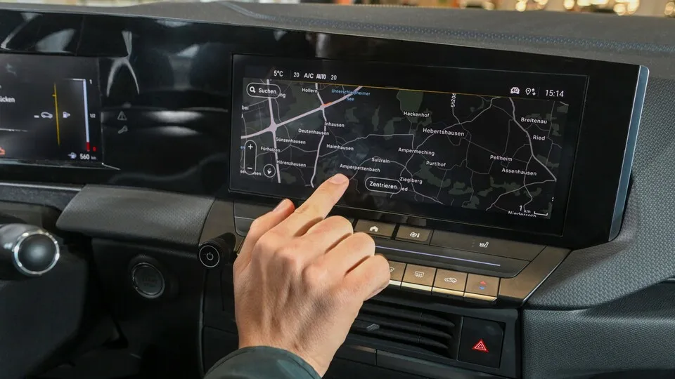 Wer auf dem Touchscreen während der Fahrt umständlich nach Funktionen suchen muss, ist vom Verkehrsgeschehen abgelenkt.