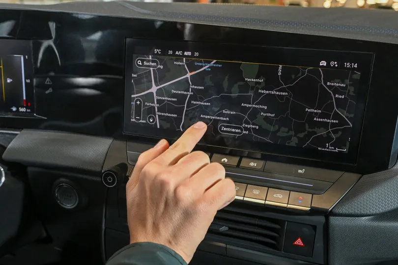Wer auf dem Touchscreen während der Fahrt umständlich nach Funktionen suchen muss, ist vom Verkehrsgeschehen abgelenkt.