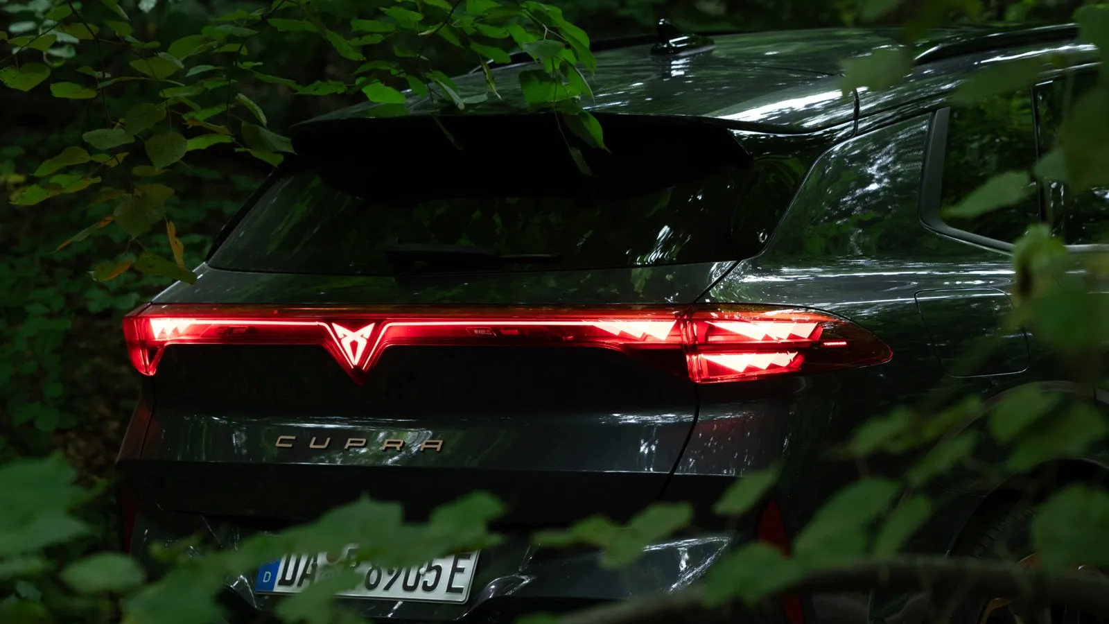 Eine rote Lichtleiste illuminiert das Heck des Cupra-Terramar.