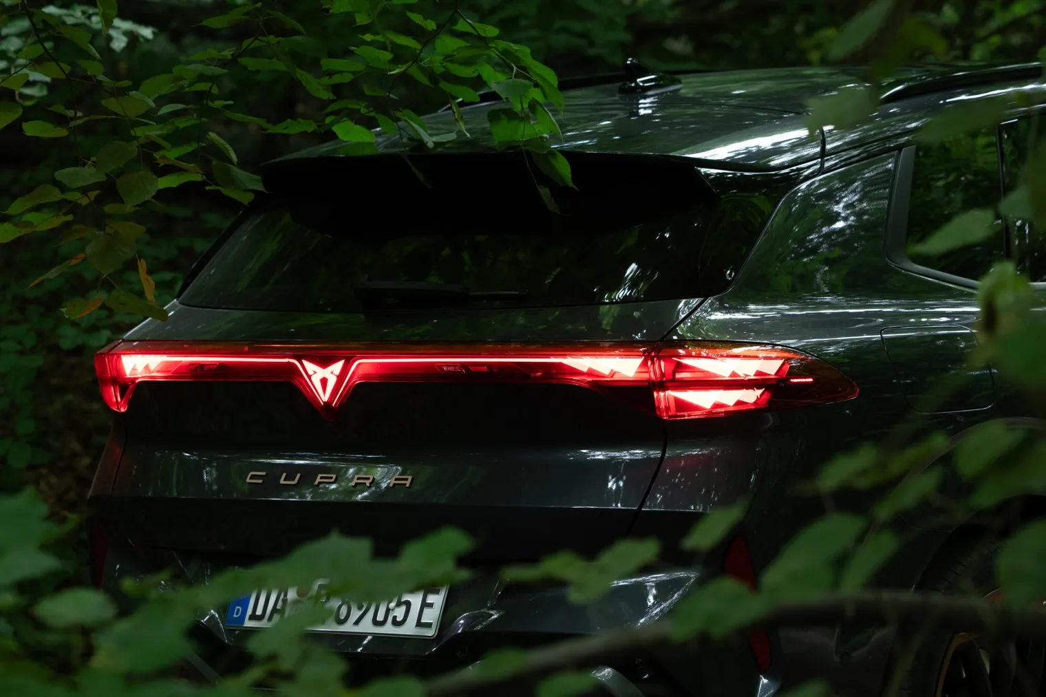Eine rote Lichtleiste illuminiert das Heck des Cupra-Terramar.