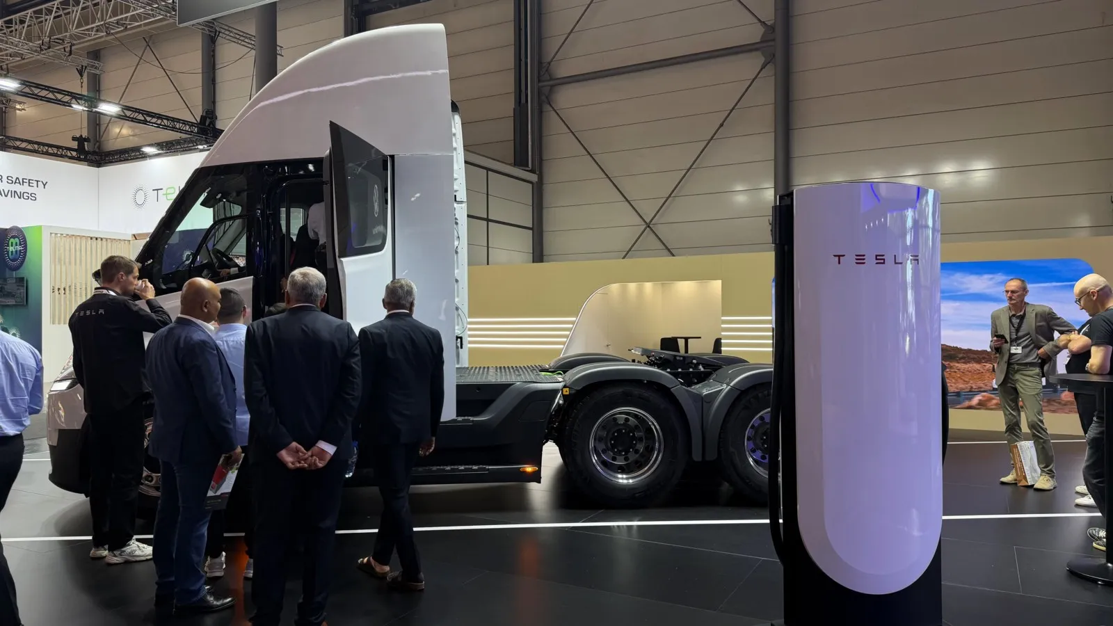 Tesla präsentiert den Semi auf der IAA Transportation 2026. Für den Fernverkehr setzt der Hersteller auf Megawattladen.