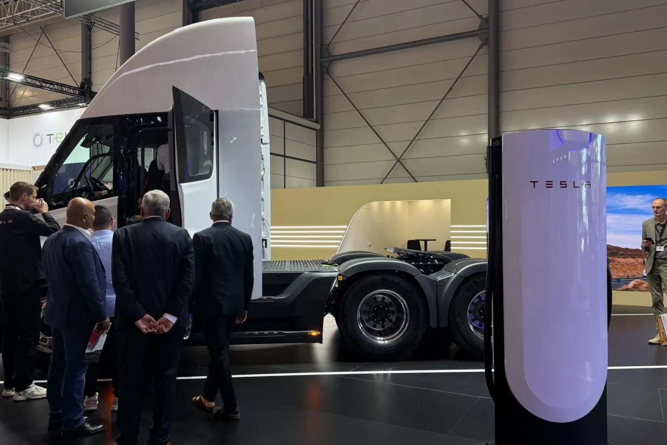 Tesla präsentiert den Semi auf der IAA Transportation 2026. Für den Fernverkehr setzt der Hersteller auf Megawattladen.