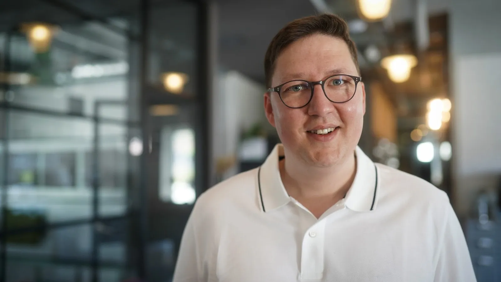 Tim von Loh, Geschäftsführer Tim von Loh GmbH: „Im Fuhrparkmanagement sehen viele Leistungen auf dem Papier vergleichbar aus – die wirtschaftliche Wahrheit zeigt sich jedoch fast immer im Detail. Gerade bei Leasing, Fahrzeugbeschaffung und Schadensmanagement entscheiden Vergleichstiefe, Prozesse und operative Umsetzung darüber, ob ein Fuhrpark wirklich optimiert ist oder über die Laufzeit unnötig Kosten verursacht."