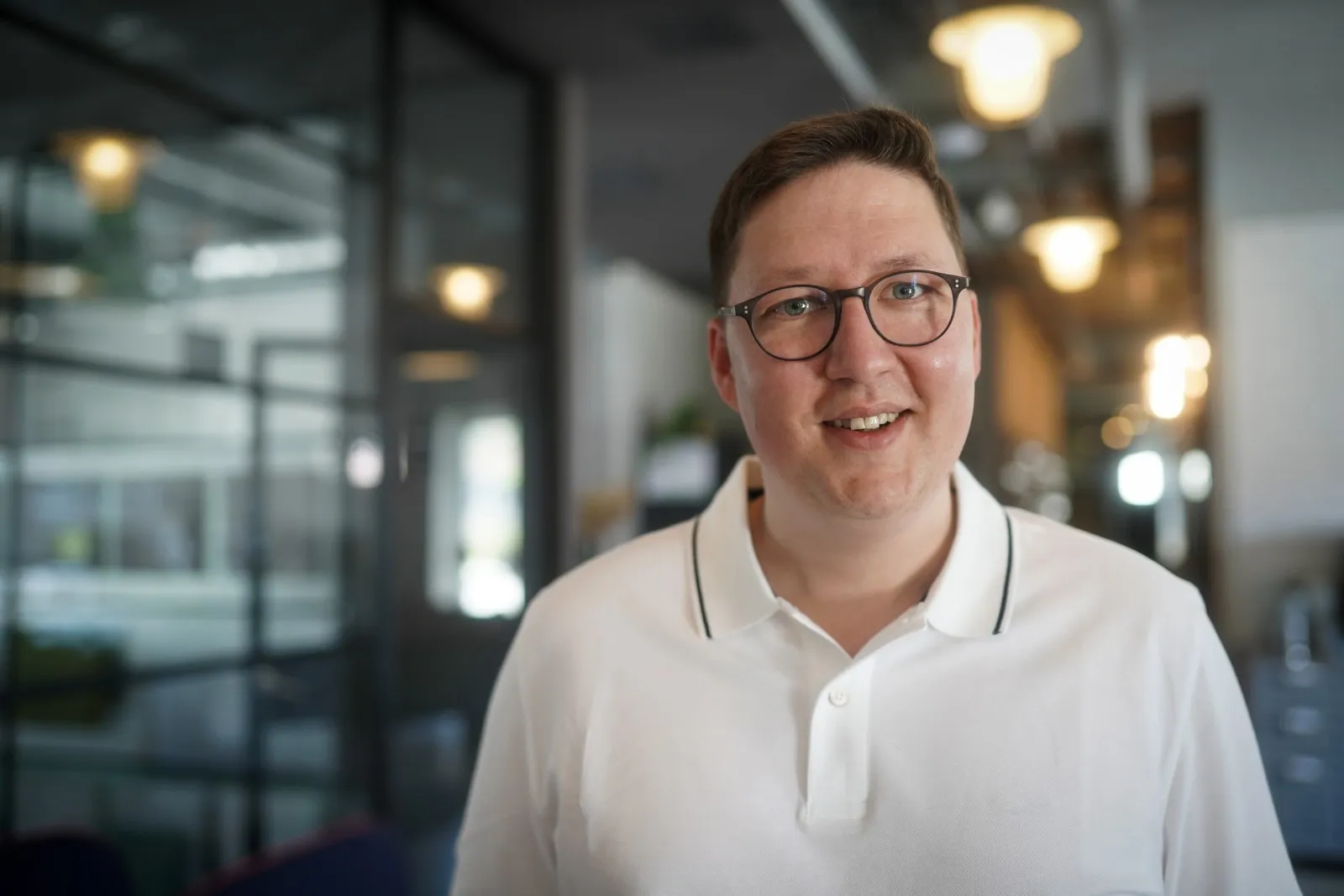 Tim von Loh, Geschäftsführer Tim von Loh GmbH: „Im Fuhrparkmanagement sehen viele Leistungen auf dem Papier vergleichbar aus – die wirtschaftliche Wahrheit zeigt sich jedoch fast immer im Detail. Gerade bei Leasing, Fahrzeugbeschaffung und Schadensmanagement entscheiden Vergleichstiefe, Prozesse und operative Umsetzung darüber, ob ein Fuhrpark wirklich optimiert ist oder über die Laufzeit unnötig Kosten verursacht."