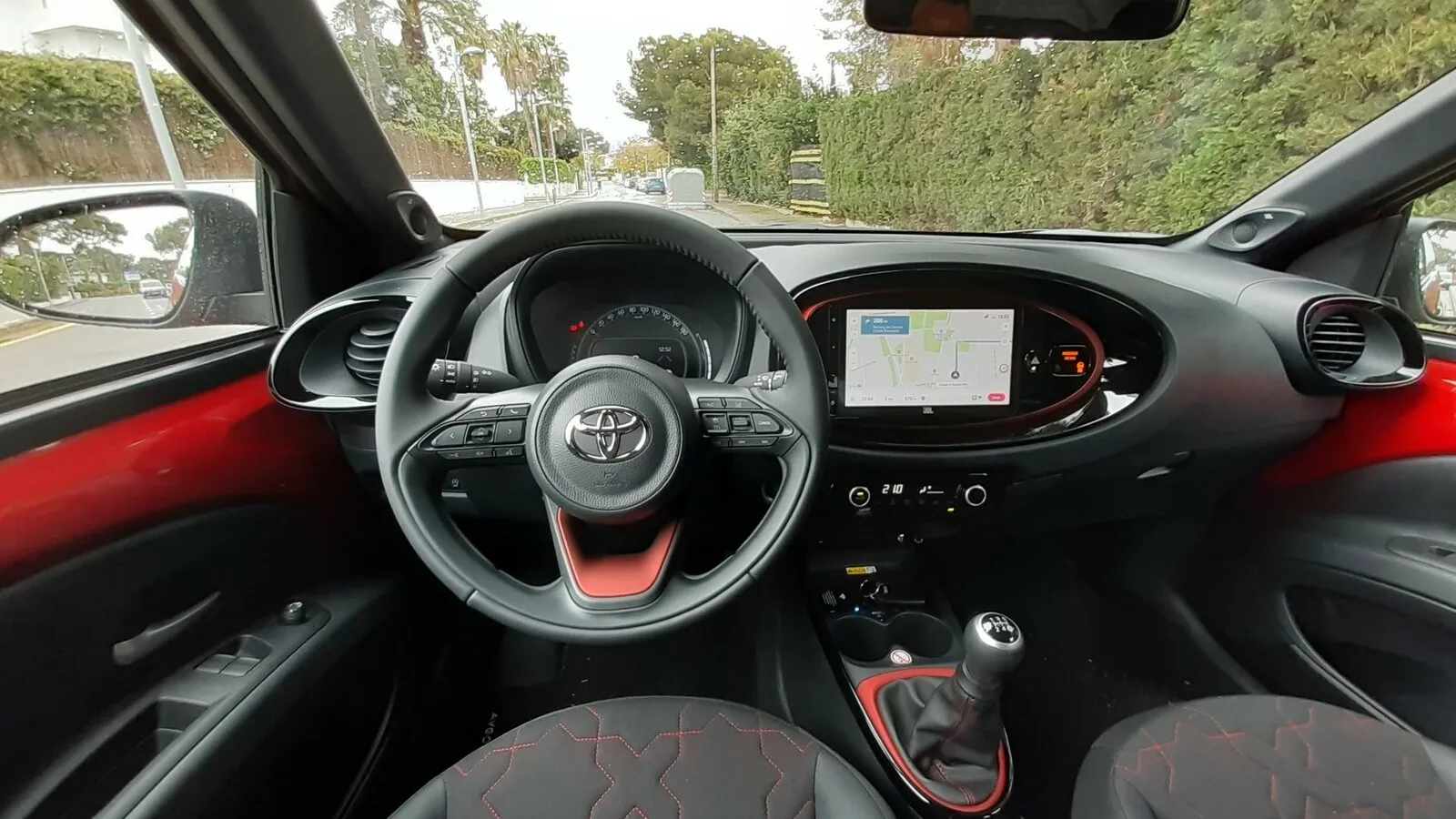Frische Farbakzente setzt der kleine Crossover im modernen Innenraum mit 7- bis 9-Zoll-Touchscreen-Monitor.