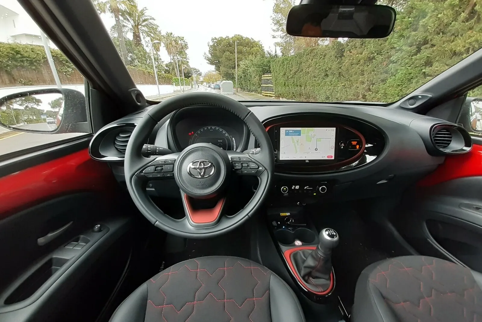 Frische Farbakzente setzt der kleine Crossover im modernen Innenraum mit 7- bis 9-Zoll-Touchscreen-Monitor.