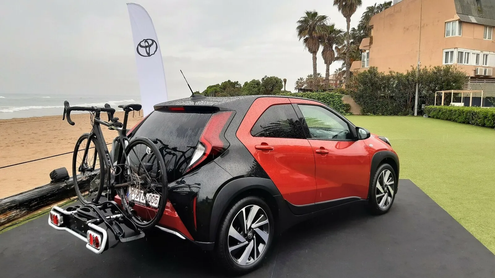 Ein Fahrradträger darf dem Aygo X aufgebürdet werden, Anhängelasten darf er aber nicht ziehen.