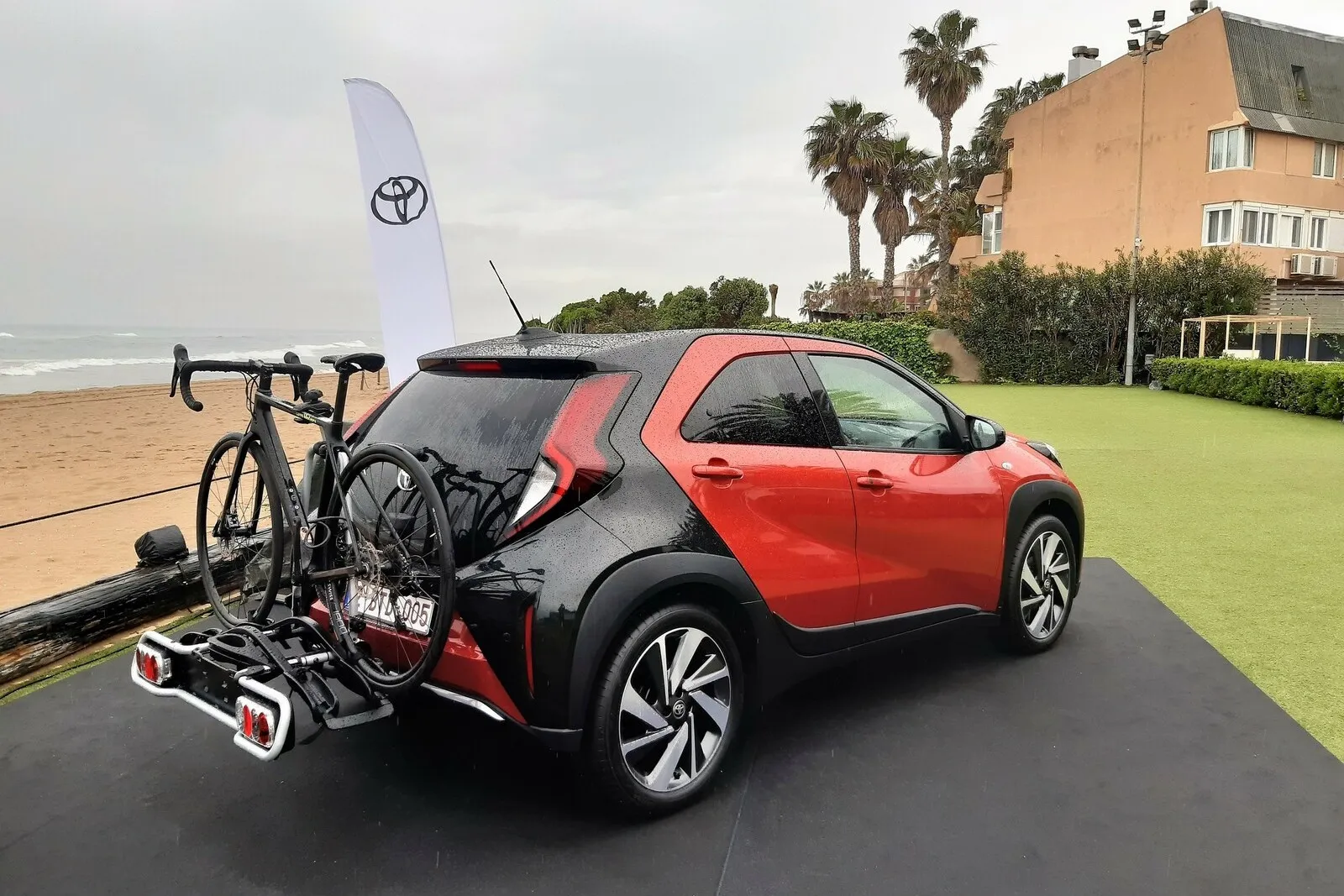 Ein Fahrradträger darf dem Aygo X aufgebürdet werden, Anhängelasten darf er aber nicht ziehen.