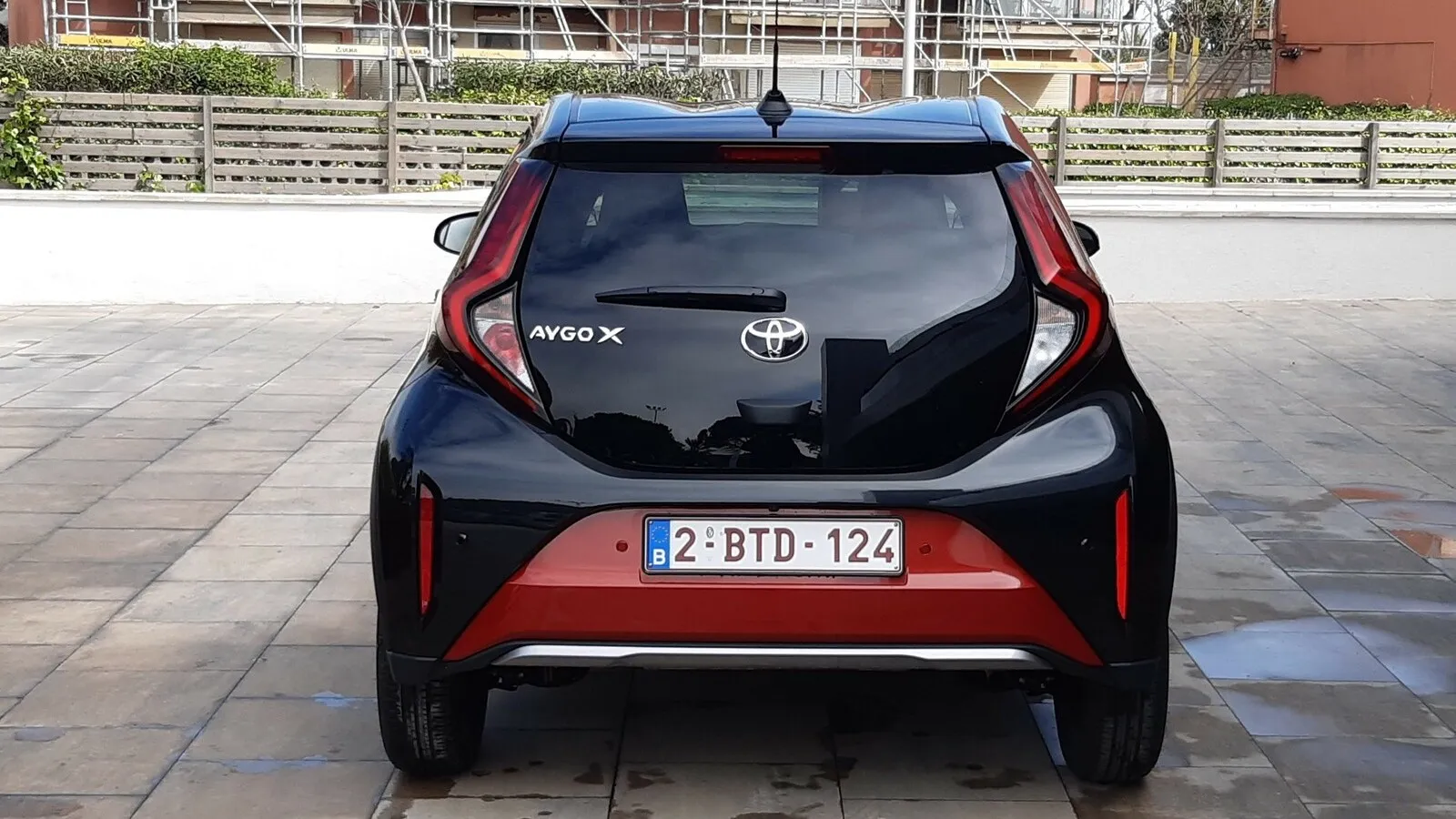 Die aufklappbare Heckscheibe dient im Aygo X als Gepäckraumdeckel.