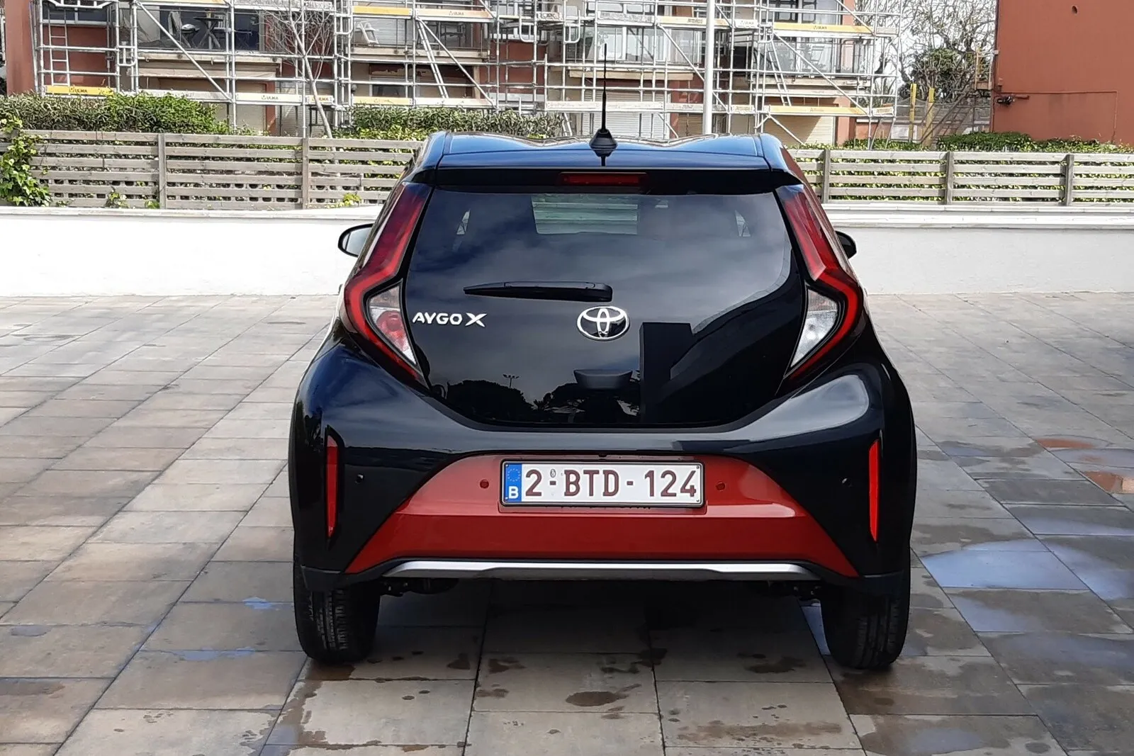 Die aufklappbare Heckscheibe dient im Aygo X als Gepäckraumdeckel.
