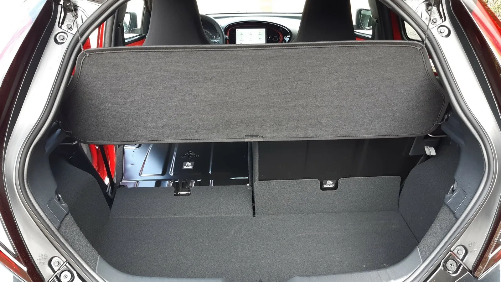Nach dem Umklappen der Rücksitzlehnen passen 829 Liter in den Gepäckraum des SUVs im Mini-Format.