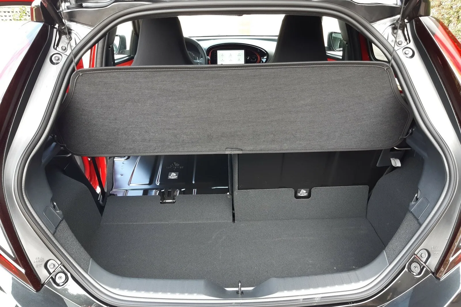 Nach dem Umklappen der Rücksitzlehnen passen 829 Liter in den Gepäckraum des SUVs im Mini-Format.