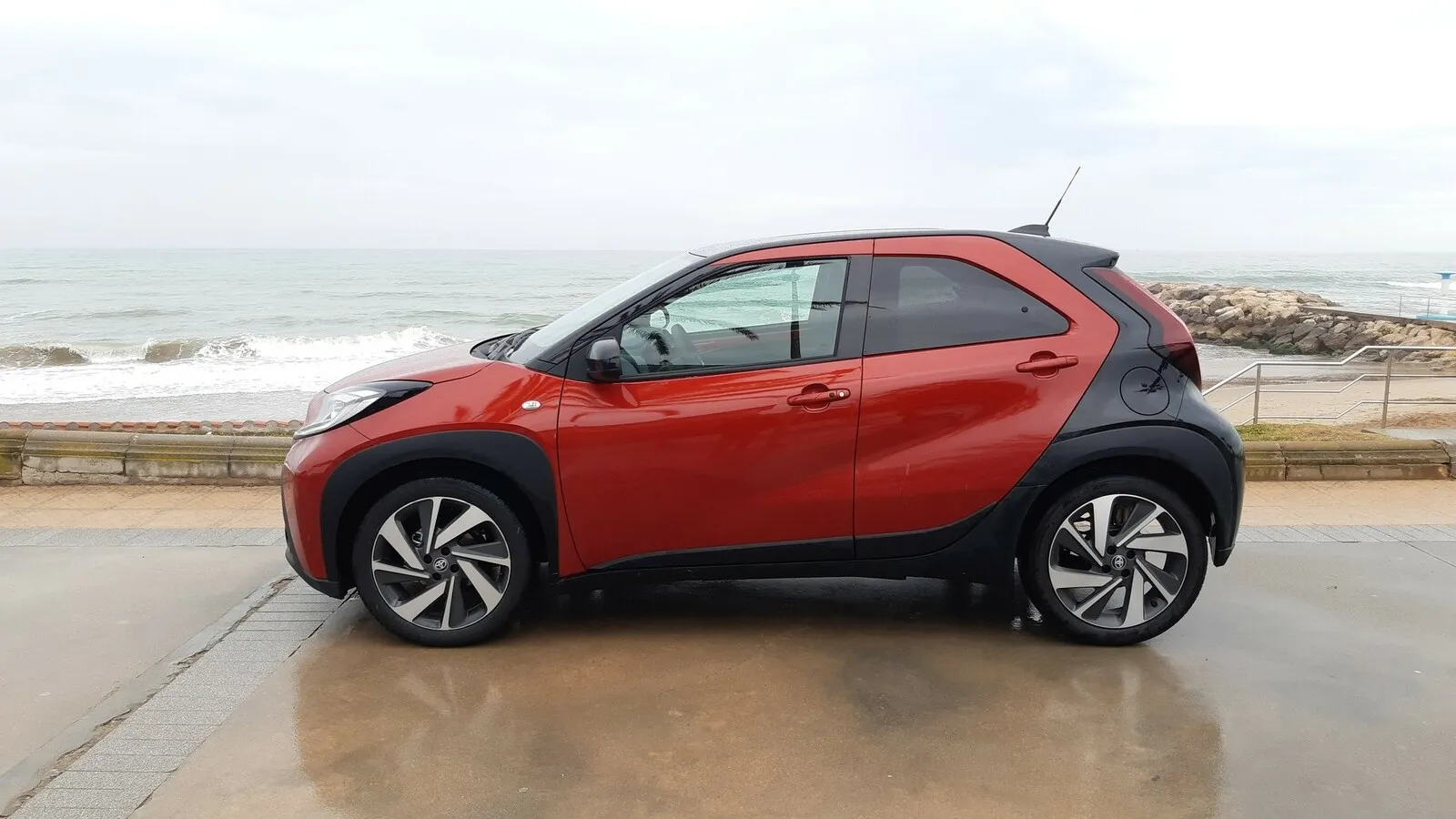 Der Toyota Aygo X ist 3,70 Meter lang, der Radstand beträgt 2,43 Meter.