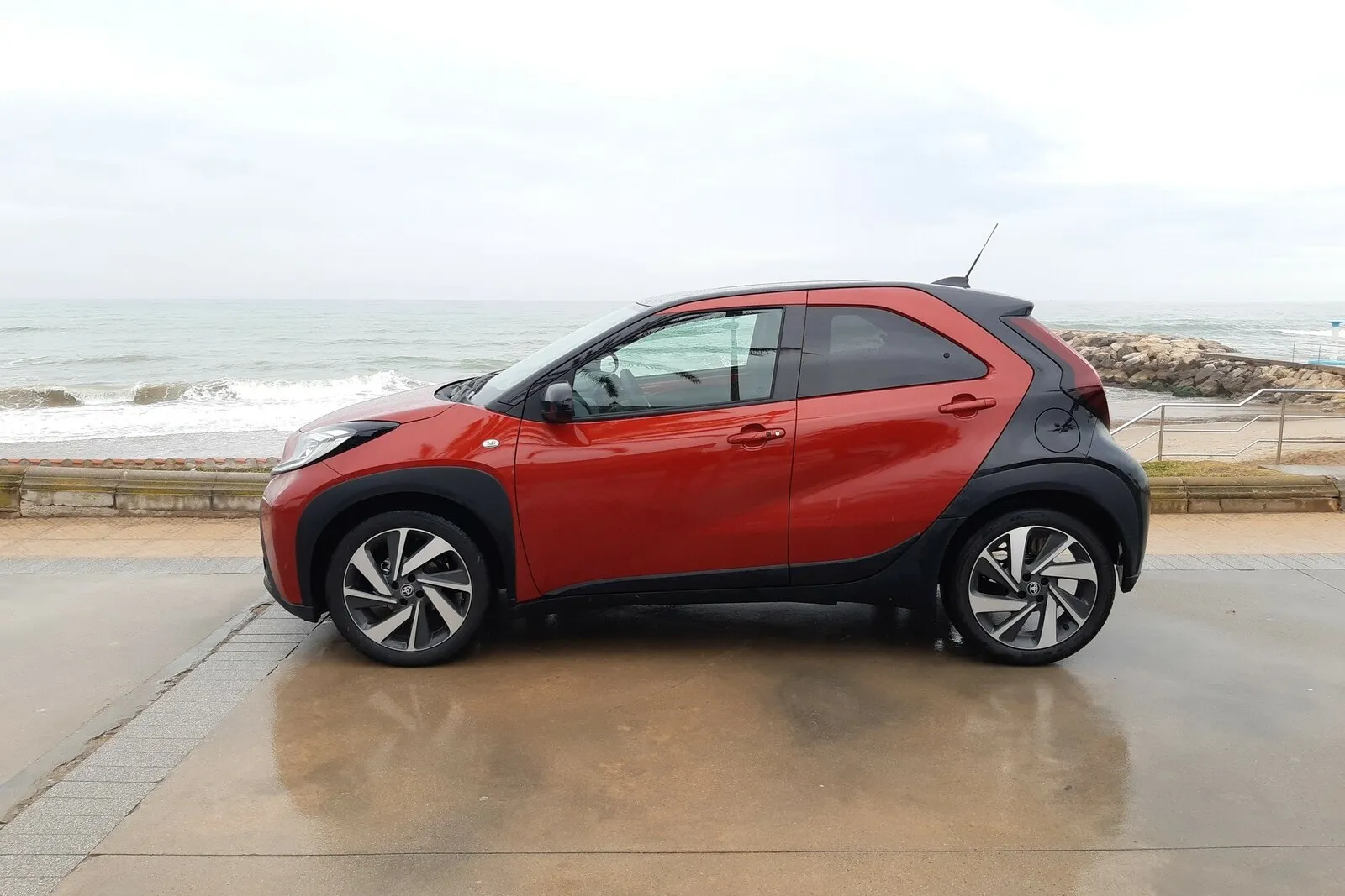 Der Toyota Aygo X ist 3,70 Meter lang, der Radstand beträgt 2,43 Meter.
