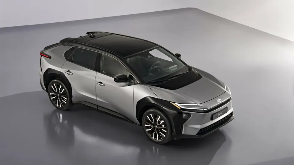 Toyota schickt den gelifteten bZ4X ins Rennen.