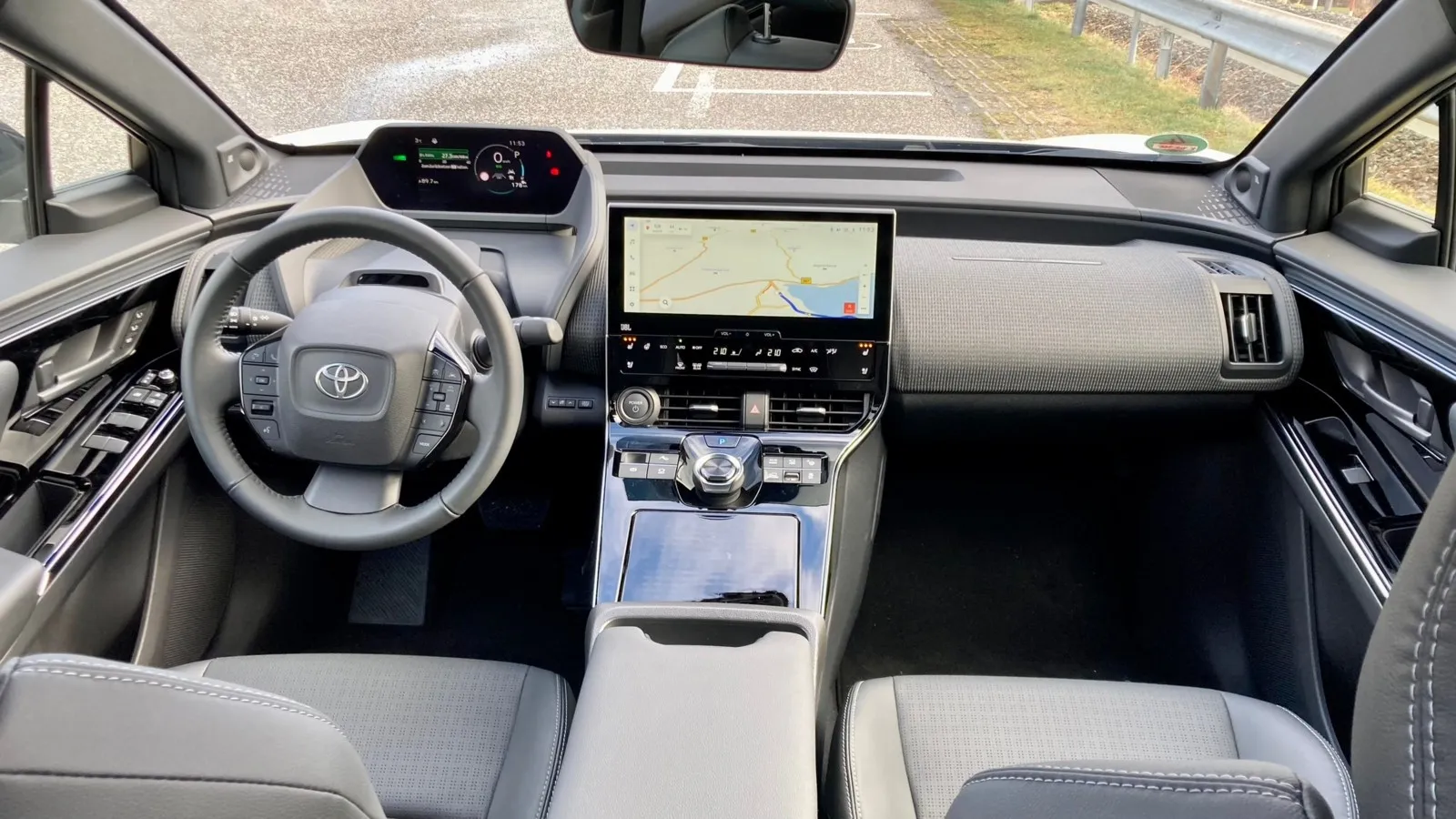 Einen 8-Zoll-Tochscreen gibt es serienmäßig im Toyota bZ4X, die 12,3-Zoll-Variante (Bild) ab Wahl des Comfort-Pakets.