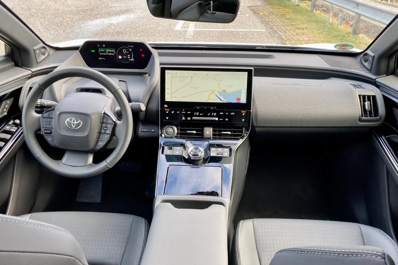 Einen 8-Zoll-Tochscreen gibt es serienmäßig im Toyota bZ4X, die 12,3-Zoll-Variante (Bild) ab Wahl des Comfort-Pakets.