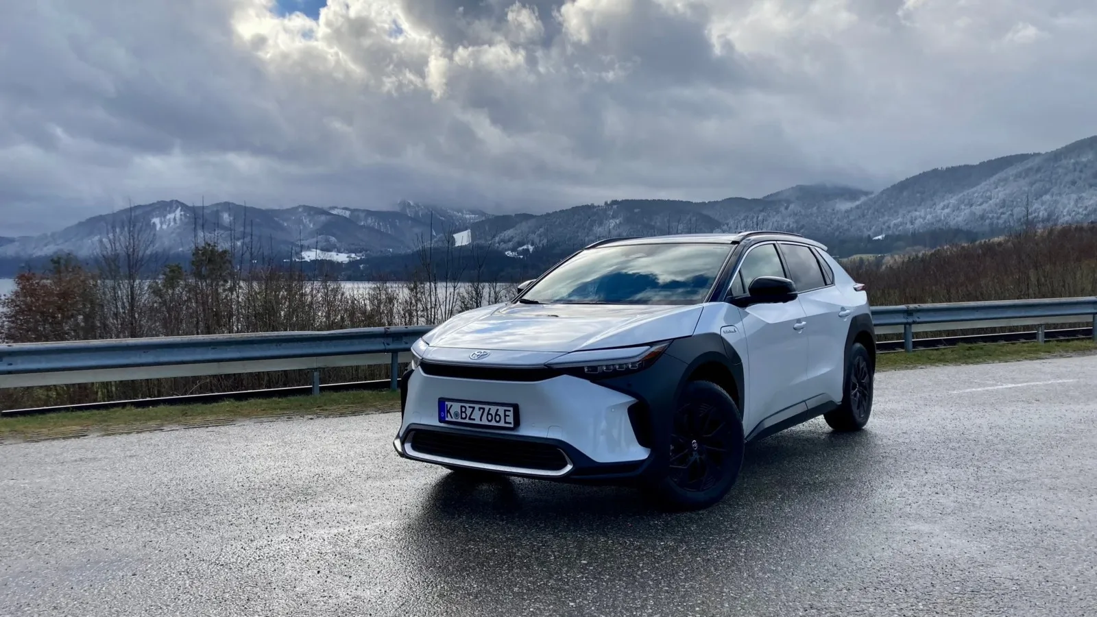 Das erste Batterieelektroauto von Toyota kennzeichnen individuelle Linien.