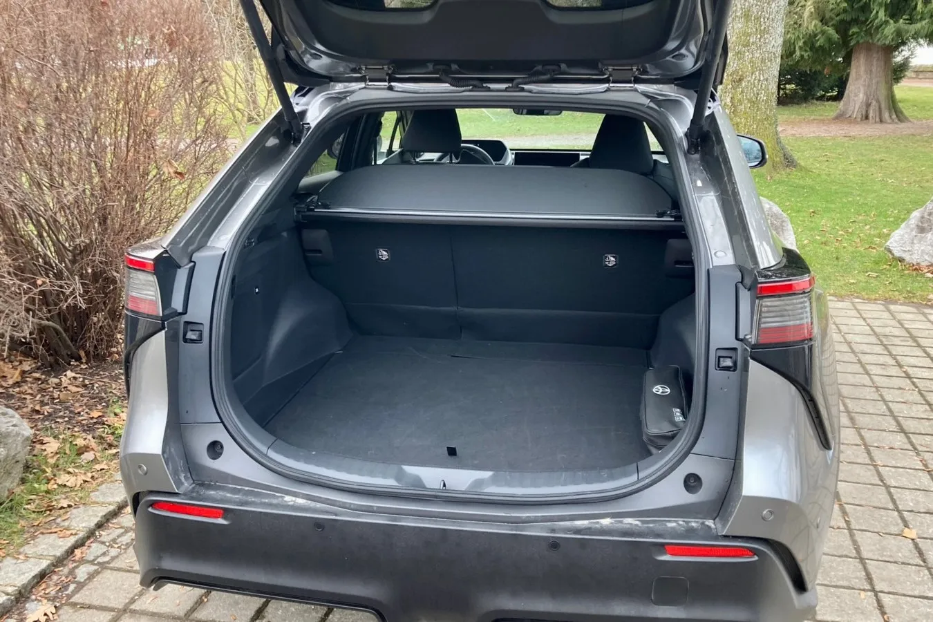 In den bZ4X-Kofferraum passen im Standardformat 452 Liter Gepäck.