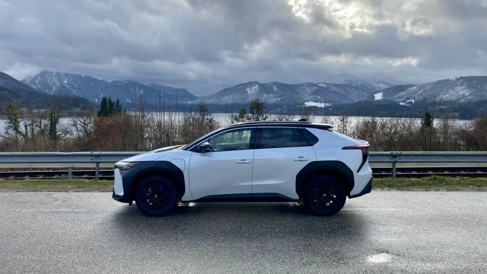 bZ4X heißt Toyotas erstes Batterieelektroauto. Dass das „X“ für Crossover steht, sieht man dem Japaner an.