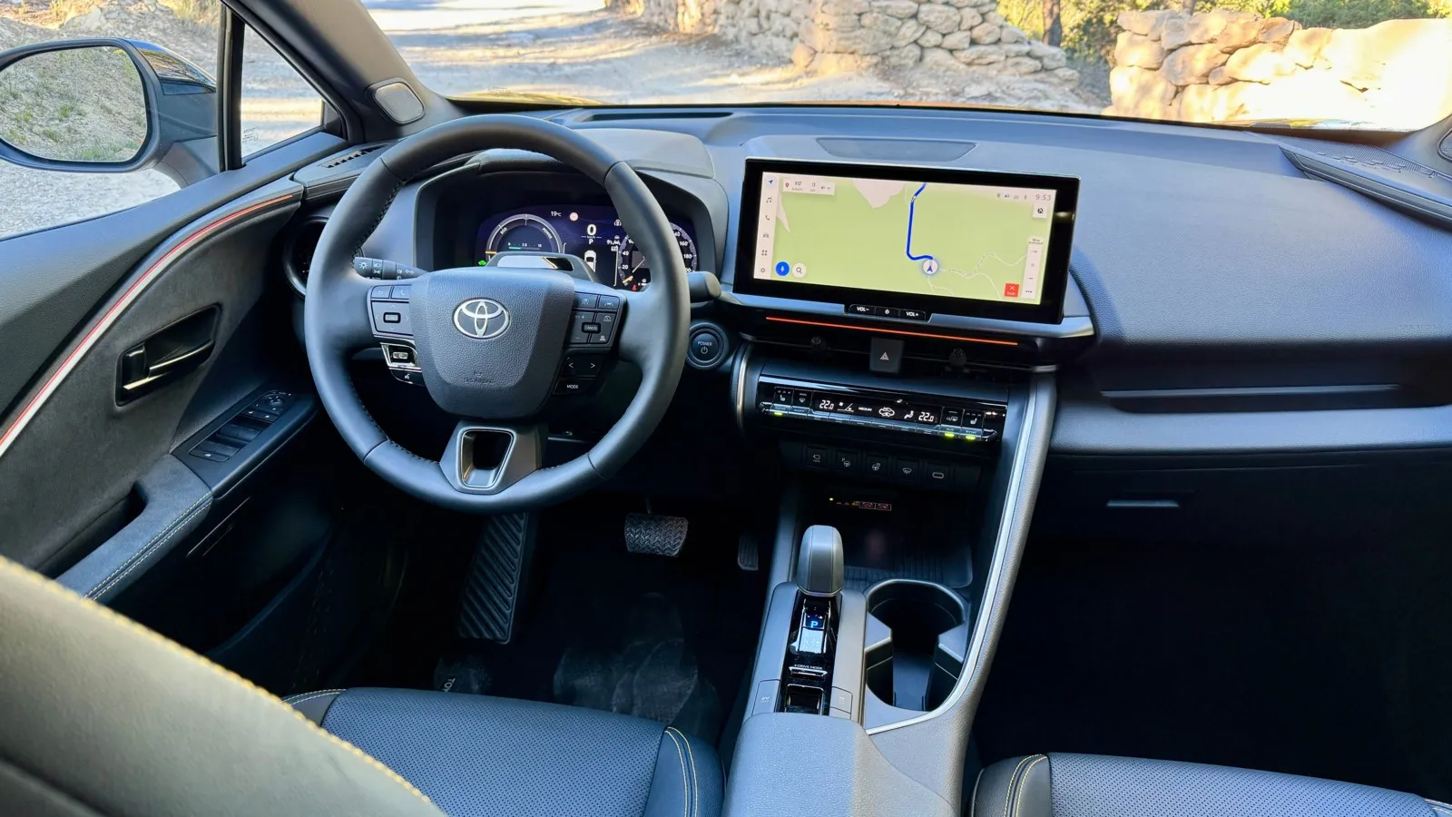 12,3-Zoll-Digitalinstrumente sind immer an Bord des C-HR, der gleich große Touchscreen in den höheren Varianten (sonst 8 Zoll).