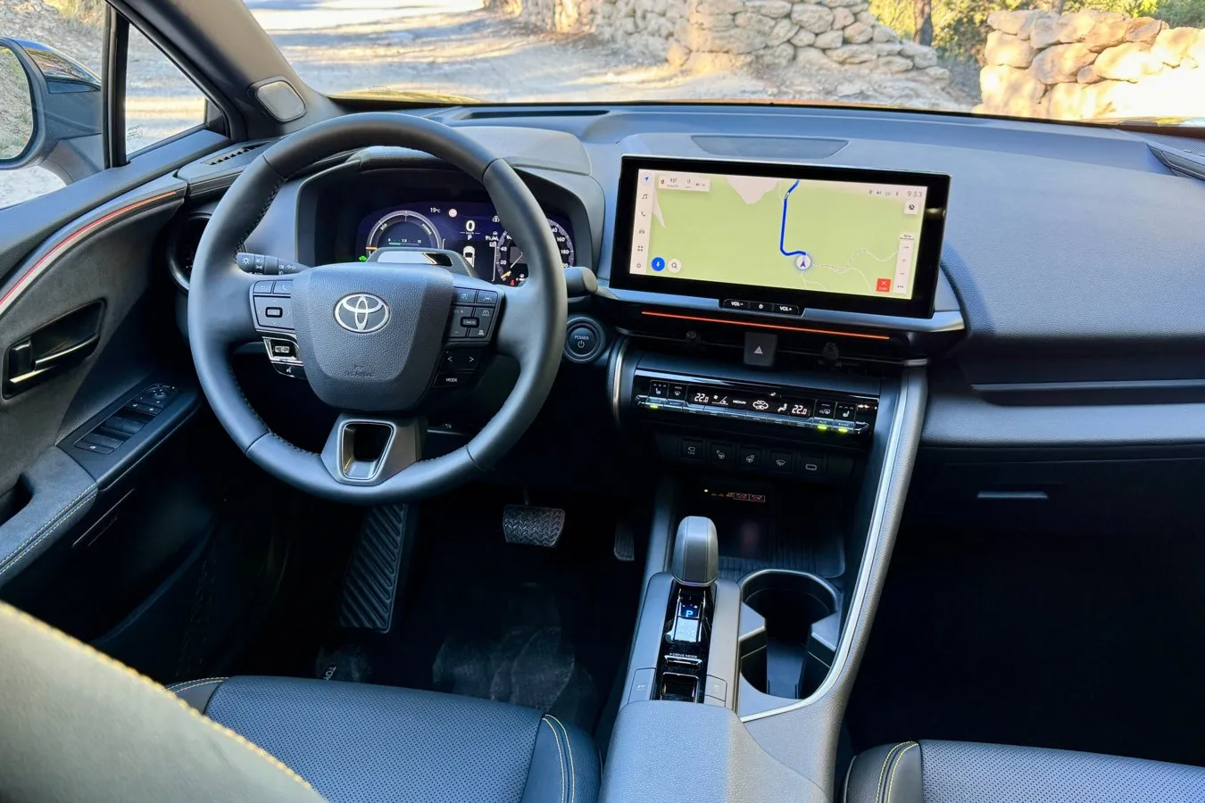 12,3-Zoll-Digitalinstrumente sind immer an Bord des C-HR, der gleich große Touchscreen in den höheren Varianten (sonst 8 Zoll).