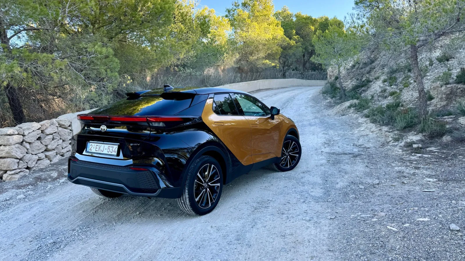 Hohes Heck mit durchgehendem Leuchtenband. Das kompakte Toyota-SUV nimmt aktuelle Design-Trends auf.