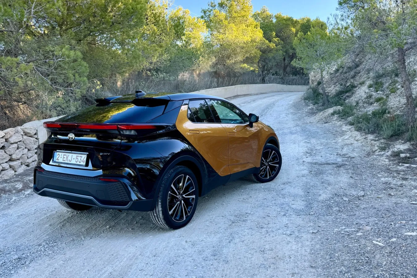 Hohes Heck mit durchgehendem Leuchtenband. Das kompakte Toyota-SUV nimmt aktuelle Design-Trends auf.