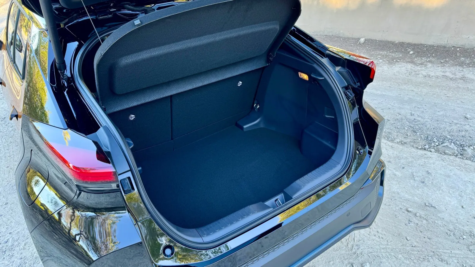 Je nach Motorisierung fasst der C-HR-Kofferraum im Standardformat 350 bis 443 Liter Gepäck.