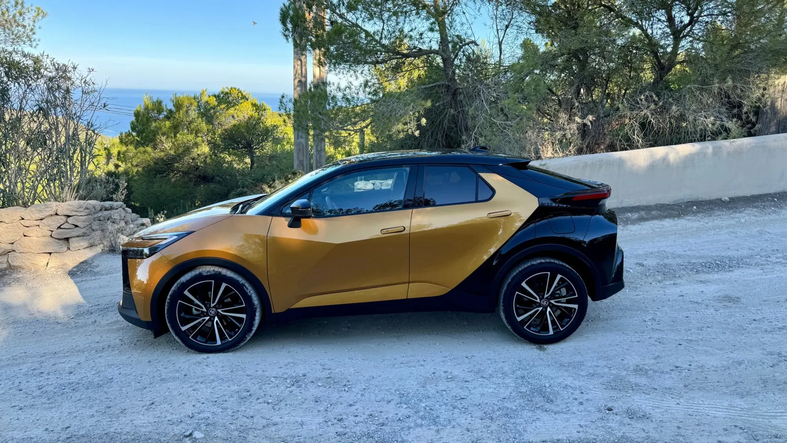 Coupé-Vibes von der Seite: die Silhouette des neuen Toyota C-HR.