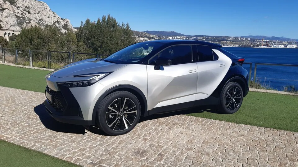 Den Toyota C-HR gibt es ab sofort auch als 223 PS starken Plug-in-Hybrid.