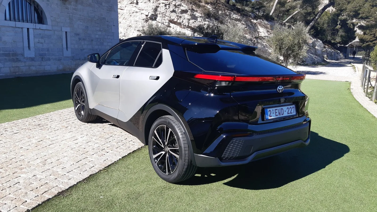 Die Zweifarblackierung mit schwarzem Dach ist serienmäßig im kompakten Toyota-SUV, das schwarz lackierte Heck gibt es nur im exklusiven Sondermodell GR-Sport Premiere.