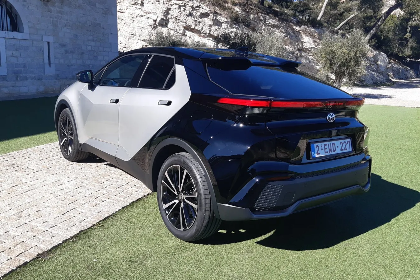 Die Zweifarblackierung mit schwarzem Dach ist serienmäßig im kompakten Toyota-SUV, das schwarz lackierte Heck gibt es nur im exklusiven Sondermodell GR-Sport Premiere.