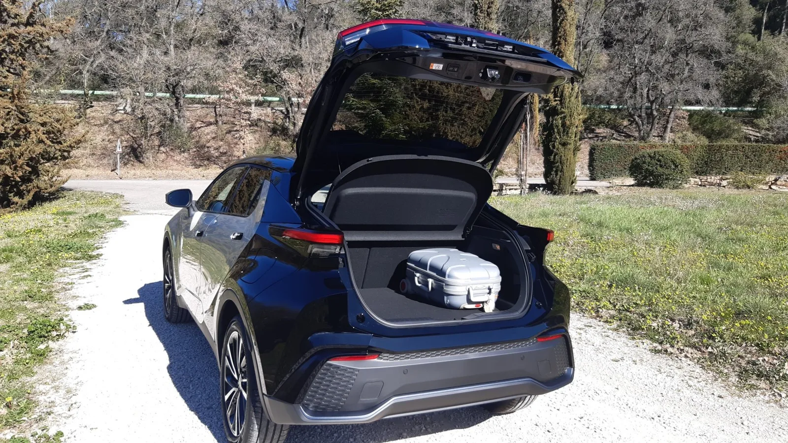 Mit 350 Liter fasst der Kofferraum im Plug-in-Hybrid bis zu 97 Liter weniger als im Hybrid.