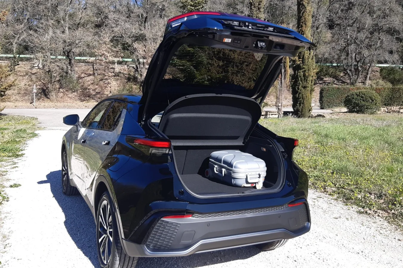 Mit 350 Liter fasst der Kofferraum im Plug-in-Hybrid bis zu 97 Liter weniger als im Hybrid.