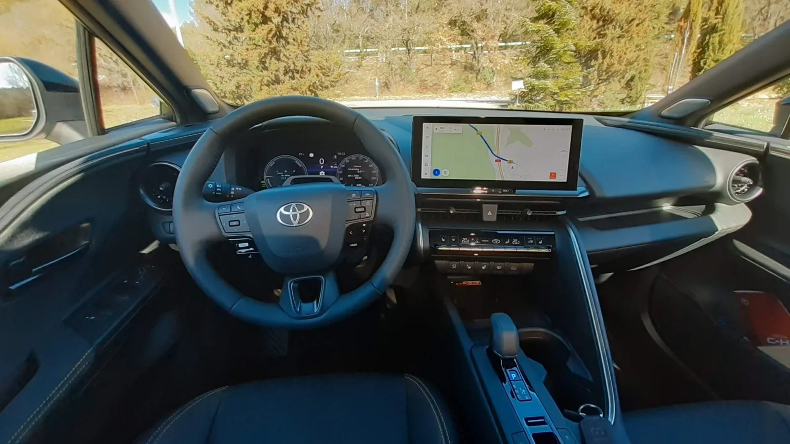 Der 12,3-Zoll große Touchscreen ist serienmäßig im C-HR Plug-in-Hybrid.