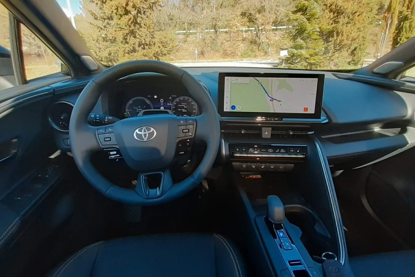Der 12,3-Zoll große Touchscreen ist serienmäßig im C-HR Plug-in-Hybrid.