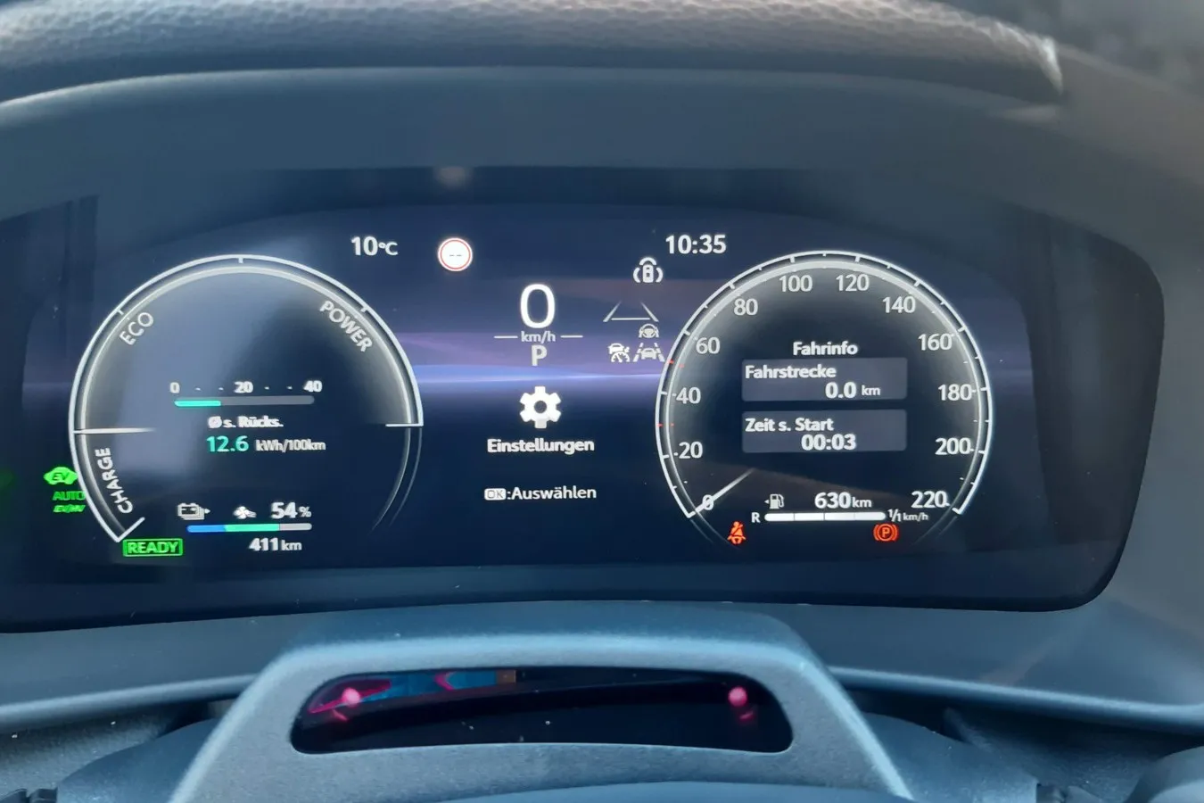 Serienmäßige 12,3-Zoll-Digitalinstrumente mit spezifischen Plug-in-Hybrid-Anzeigen.