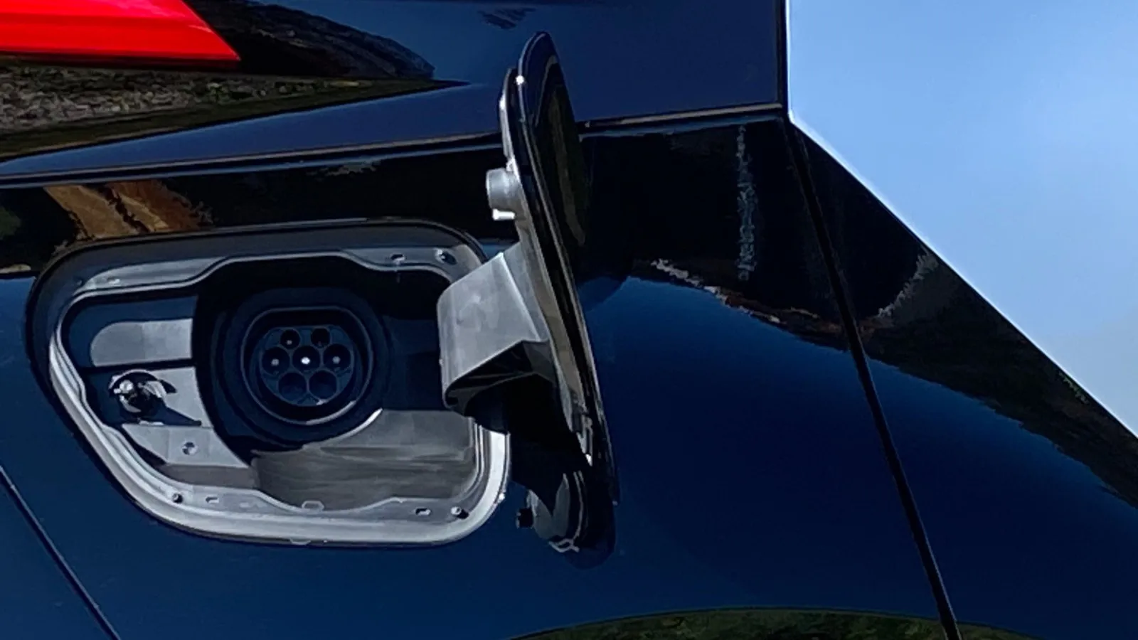Ladebuchse rechts am Heck des C-HR Plug-in-Hybrid, geladen wird am Wechselstrom mit 7 kW.