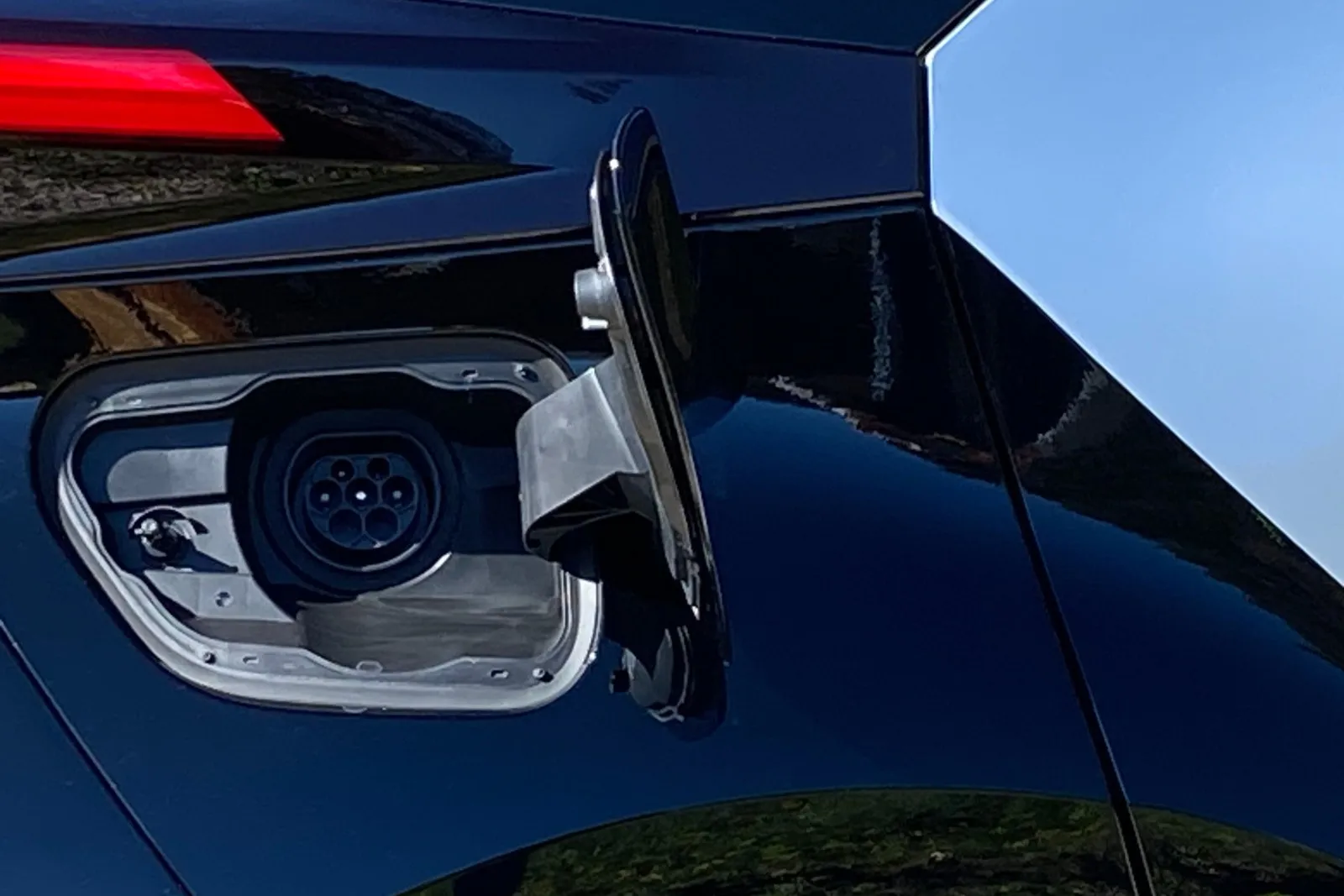 Ladebuchse rechts am Heck des C-HR Plug-in-Hybrid, geladen wird am Wechselstrom mit 7 kW.
