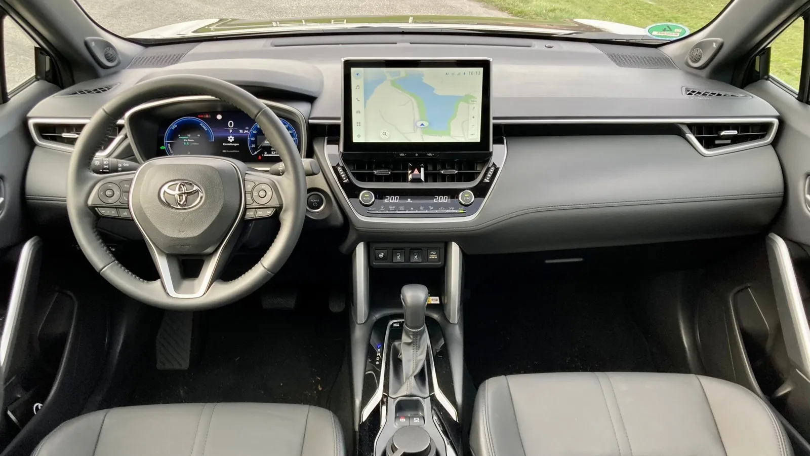 12,3-Zoll-Digitalinstrumente und der 10,5-Zoll-Touchscreen sind im Corolla Cross immer Serie.