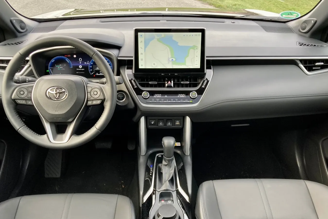 12,3-Zoll-Digitalinstrumente und der 10,5-Zoll-Touchscreen sind im Corolla Cross immer Serie.