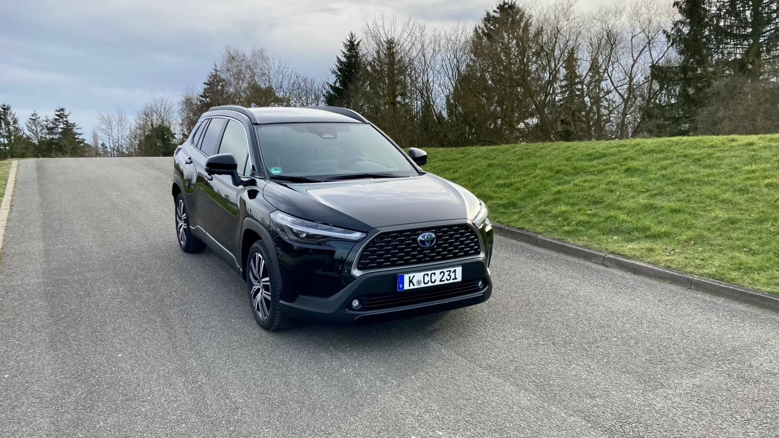 Grill und Scheinwerfer des Corolla Cross erinnern an das große Toyota-SUV Highlander.