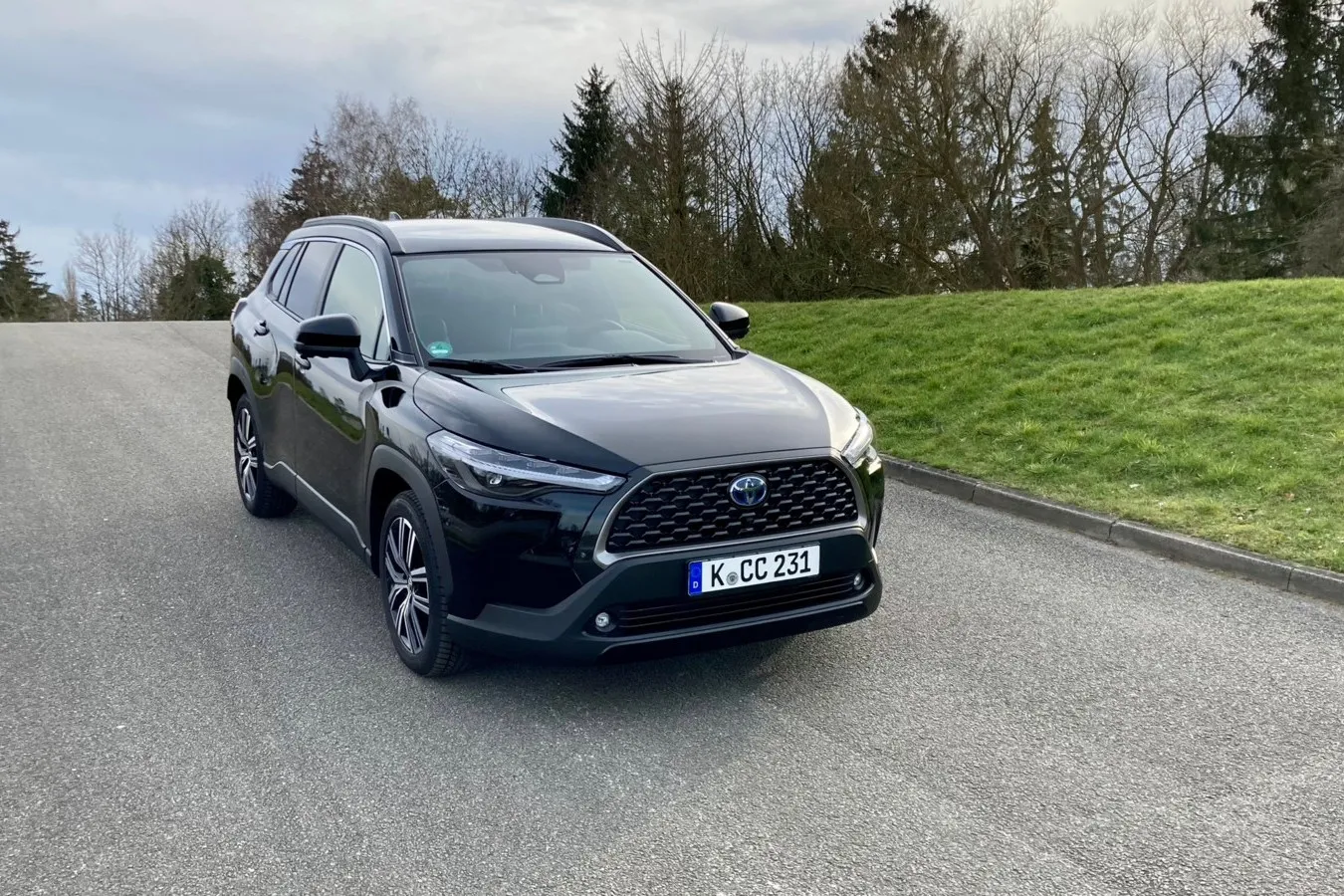 Grill und Scheinwerfer des Corolla Cross erinnern an das große Toyota-SUV Highlander.