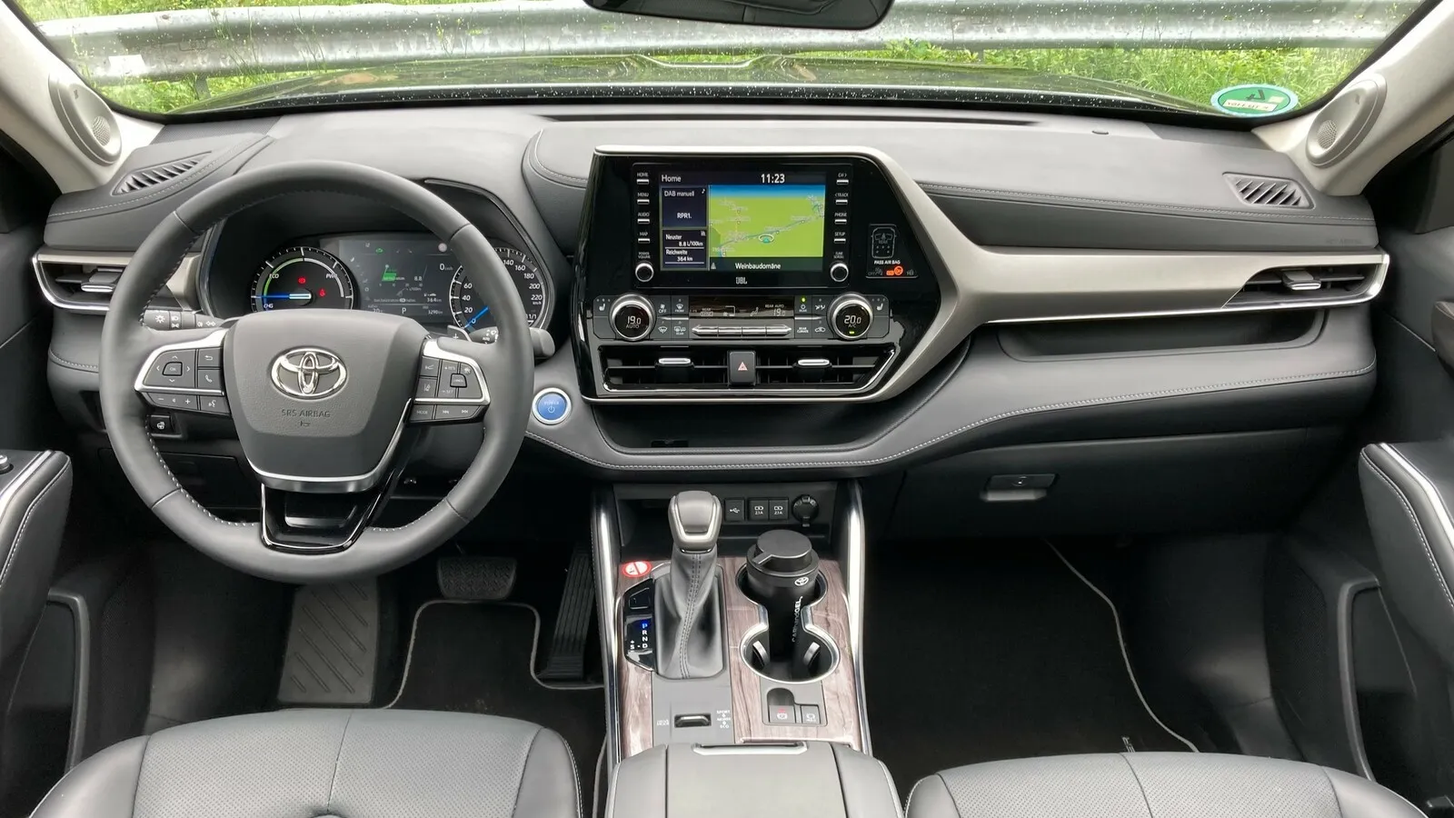 Den Highlander gibt es mit Analog-Instrumenten und 7-Zoll-Infodisplay zwischen den Instrumenten. Der Touchscreen im Executive misst 8 Zoll.