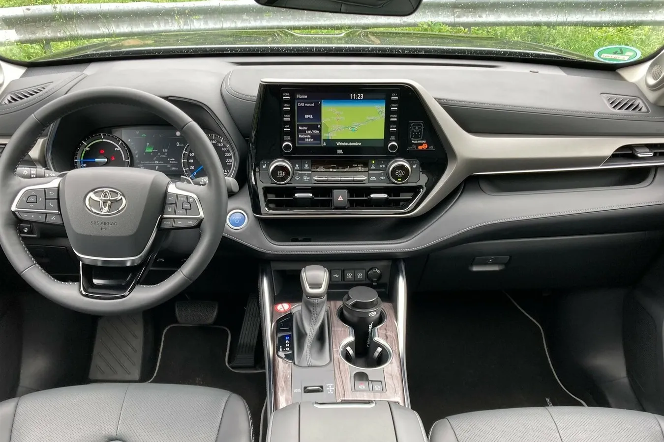 Den Highlander gibt es mit Analog-Instrumenten und 7-Zoll-Infodisplay zwischen den Instrumenten. Der Touchscreen im Executive misst 8 Zoll.